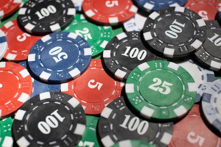 Pengguna membaca syarat bonus dari ponsel